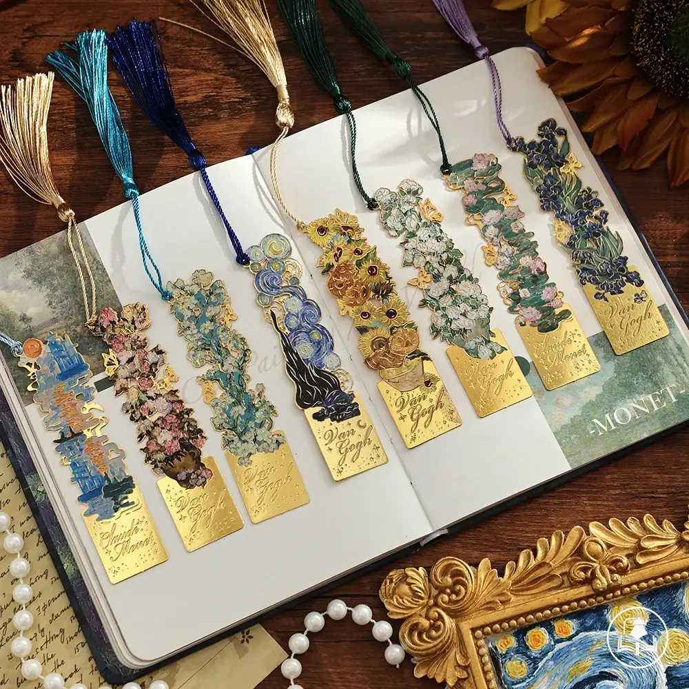 Marcador metálico vintage com desenho vazado e tassel longo